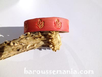 Bracelet en cuir frappÃ© modÃ¨le feuille /Rouge
