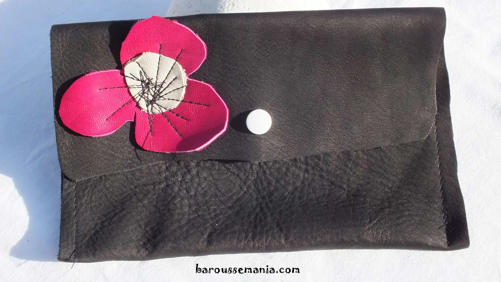 Trousse porte papier noir fleur en cuir TROUS18