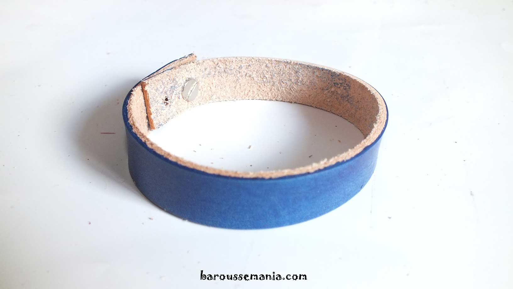 Bracelet en cuir vierge teintÃ© /Bleu