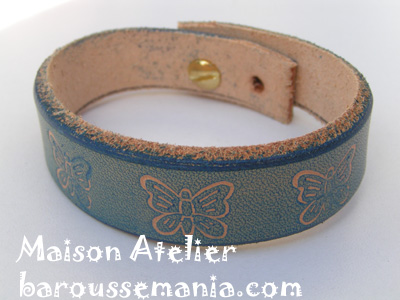 Bracelet en cuir martelÃ© papillon bleu BRC25