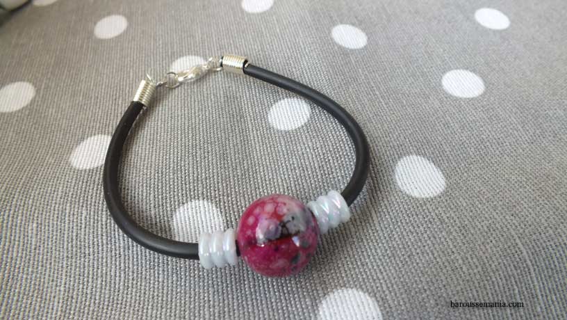 Bracelet fil souple noir perles rose
