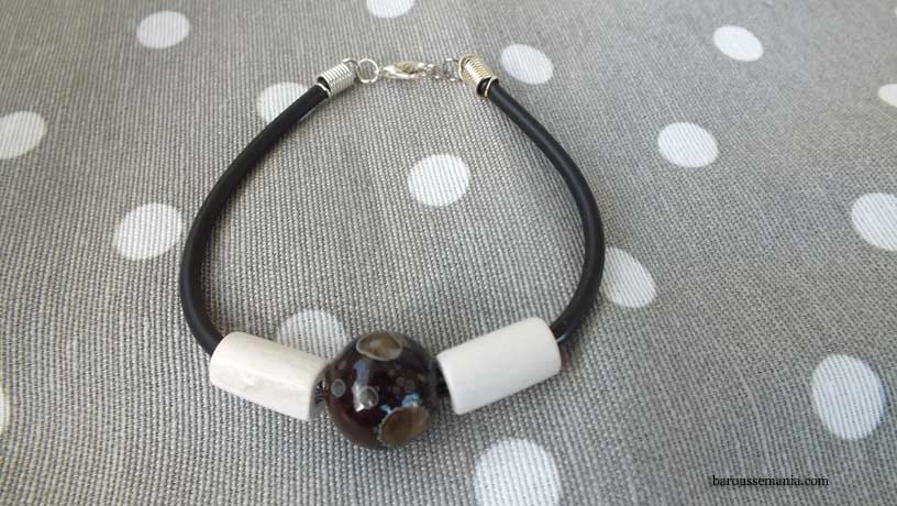Bracelet fil souple noir perles noire