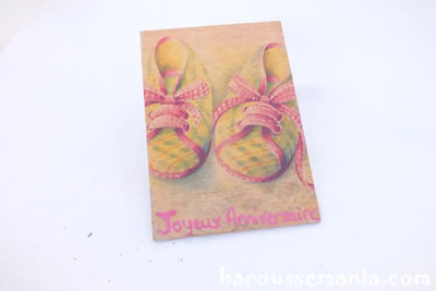 Carte postale en bois chausson rose joyeux anniversaire CP44