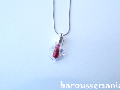 Collier chaine fiole coeur en verre paillettes rouge