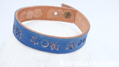 Bracelet en cuir frappÃ© modÃ¨le fleur et feuilles /Bleu