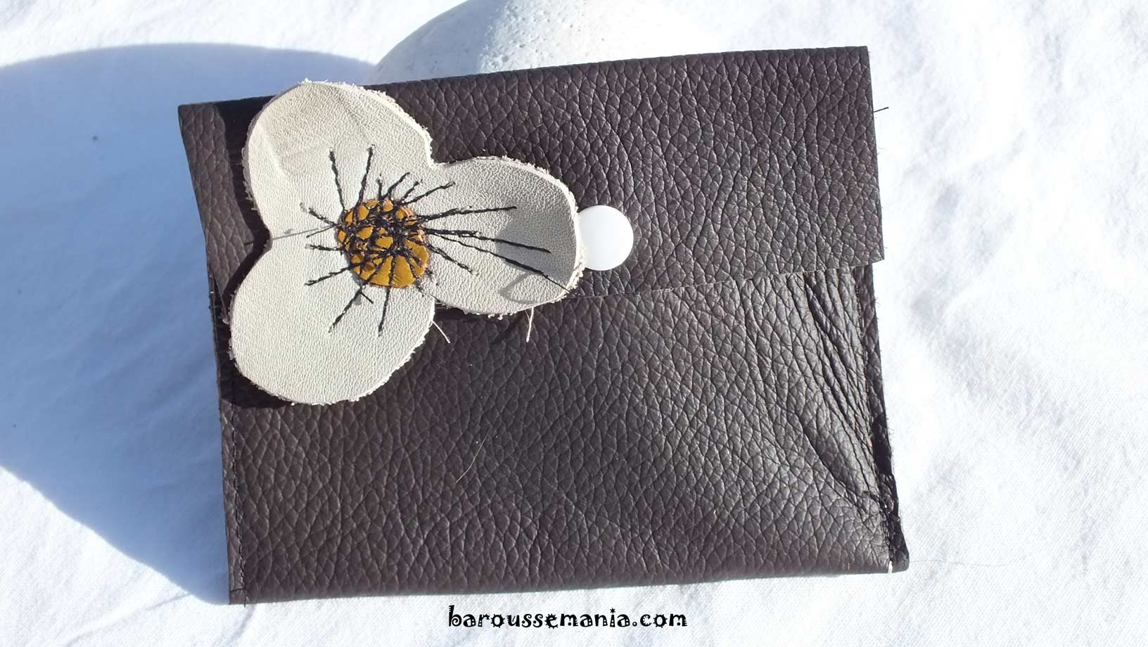 Pochette en cuir noir fleur TROUS25