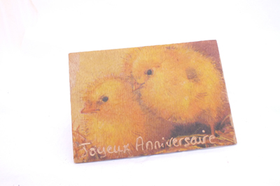 Carte postale en bois poussin joyeux anniversaire CP77